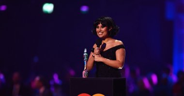 British singer-songwriter Rachel Keen, known as Raye, speaks after receiving the New Artist of the Year award during the BRIT Awards 2024 ceremony and live show, London, U.K., March 2, 2024. (AFP Photo)