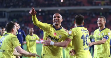 Fenerbahçe players celebrate after beating Hataysspor at the Mersin Stadium, Mersin, Türkiye, Feb. 2, 2024. (AA Photo)