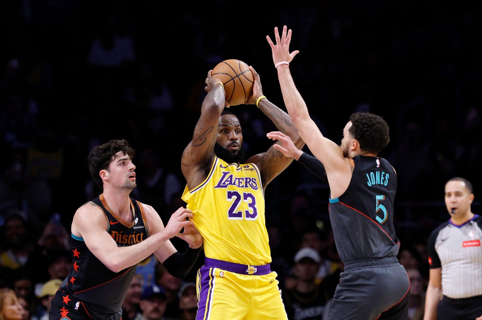 Los Angeles Lakers&#039; LeBron James (C) in action during an NBA match against Washington Wizards during the first half of the game at Crypto.com Arena, Los Angeles, U.S., Feb. 29, 2024. (AFP Photo)