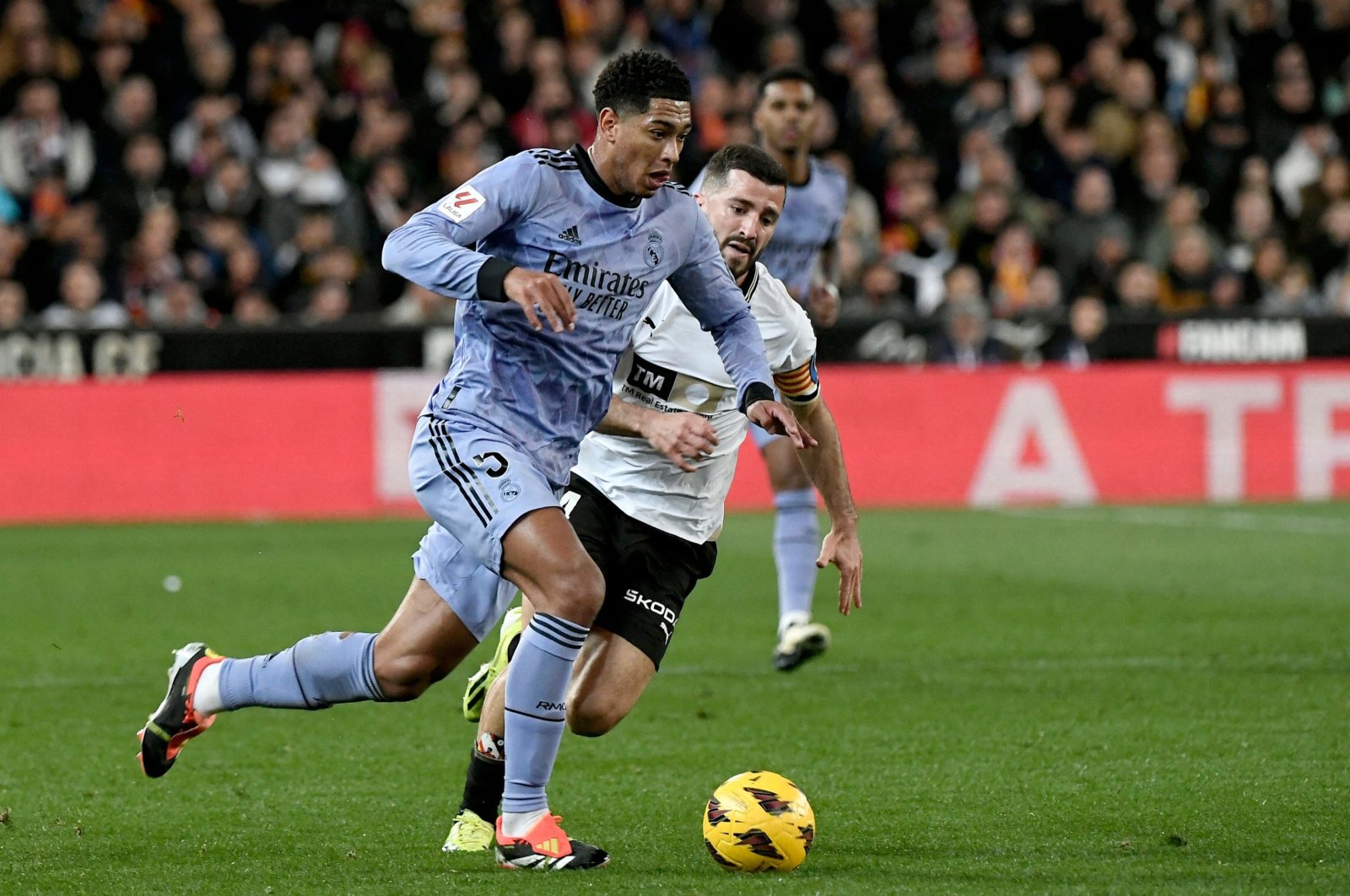 Real Madrid&#039;s Jude Bellingham (L) vies with Valencia&#039;s Jose Gaya during the La Liga match at the Mestalla stadium, Valencia, Spain, March 2, 2024 (AFP Photo)