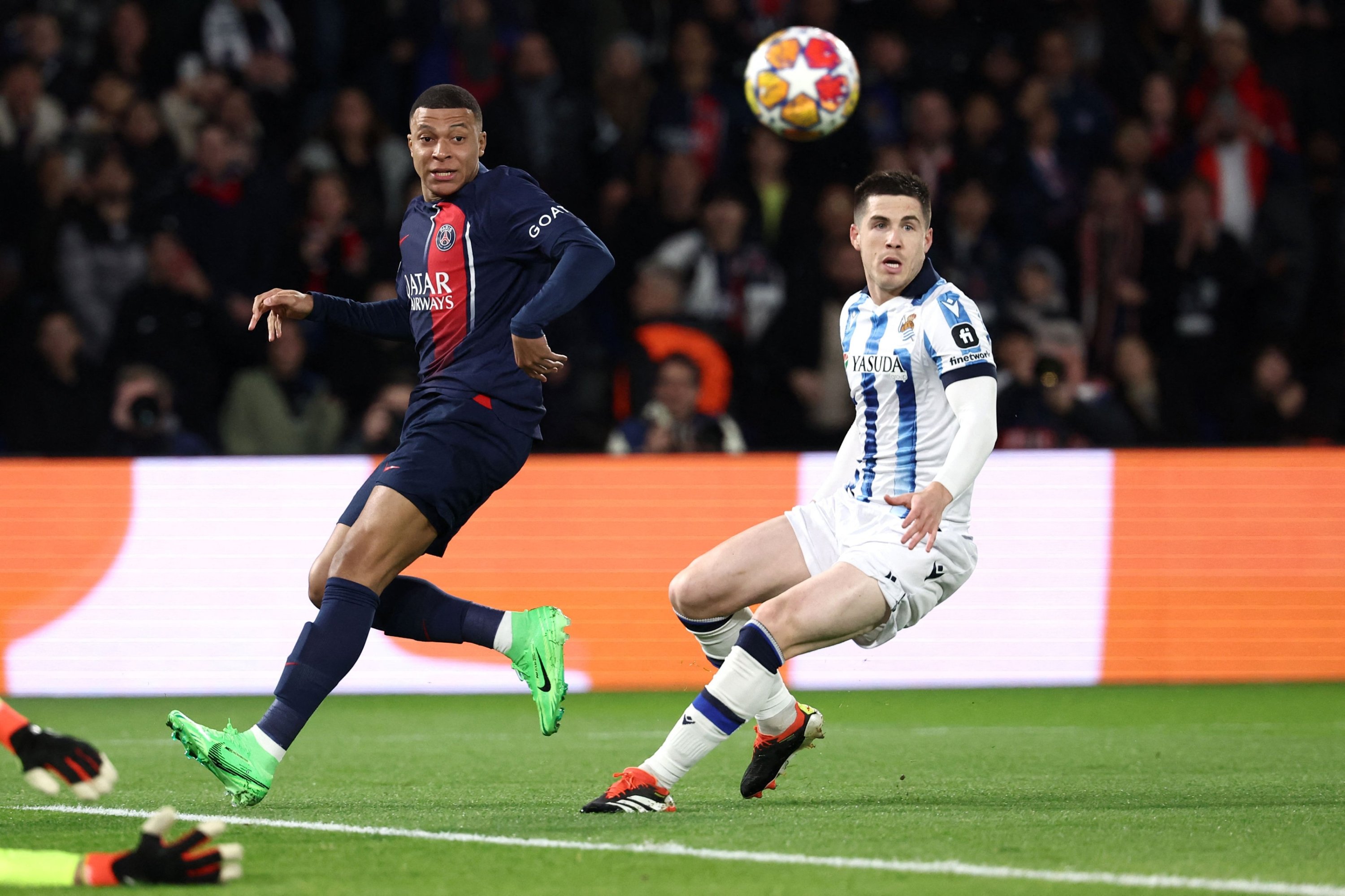 Paris Saint-Germain's Kylian Mbappe (L) eyes the ball after missing a goal during the UEFA Champions League round of 16 first leg football match against Real Sociedad, Parc des Princes Stadium, Paris, France, Feb. 14, 2024. (AFP Photo)