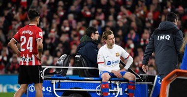 Barcelona&#039;s Frenkie De Jong is carried off the pitch after being injured during the La Liga match against Athletic Bilbao, San Mames stadium, Bilbao, Spain, March 3, 2024. (AFP Photo)