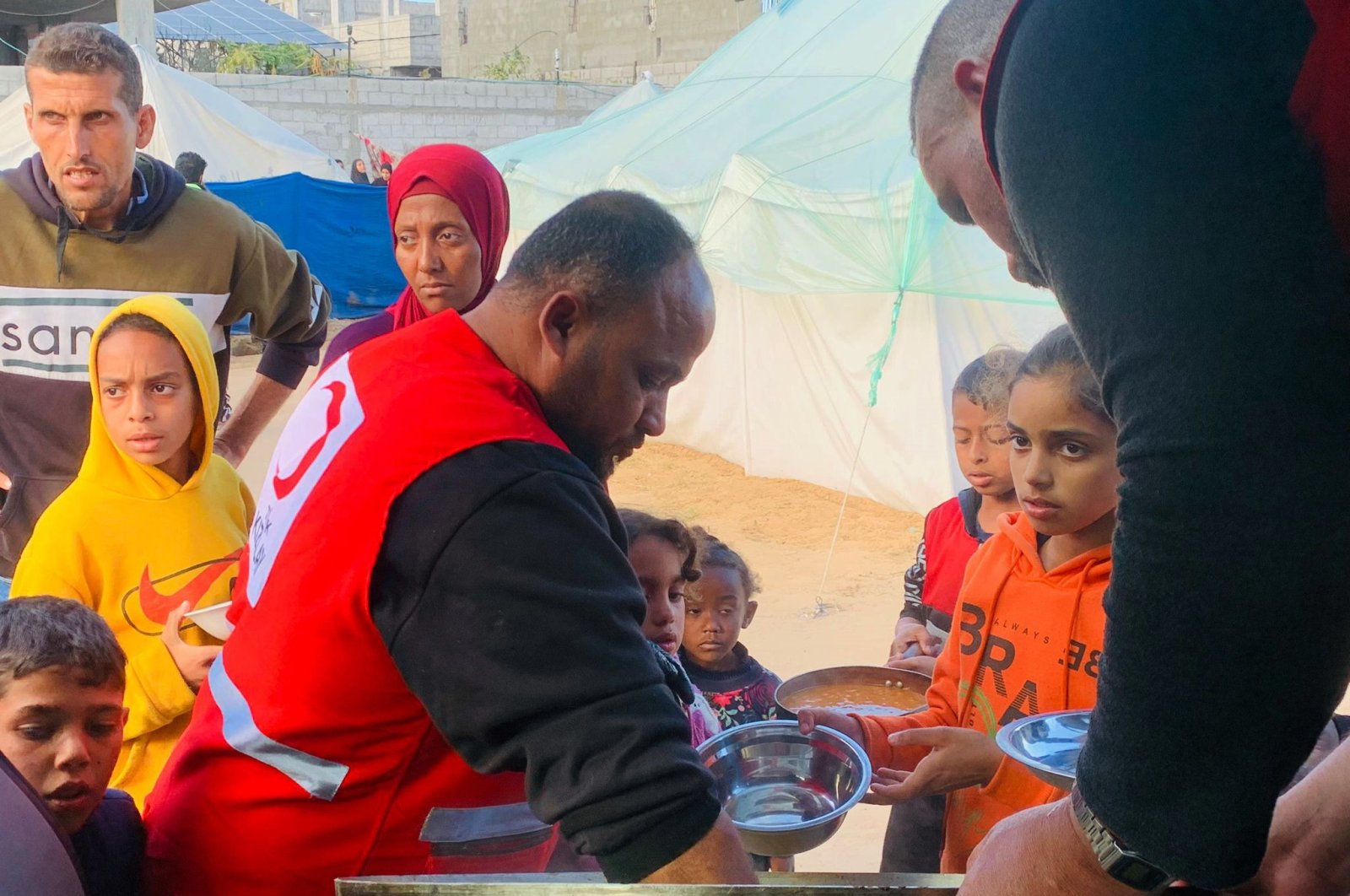 Turkish Red Crescent workers deliver meals to Palestinians in Rafah, Palestine, Feb. 15, 2024. (İHA Photo)