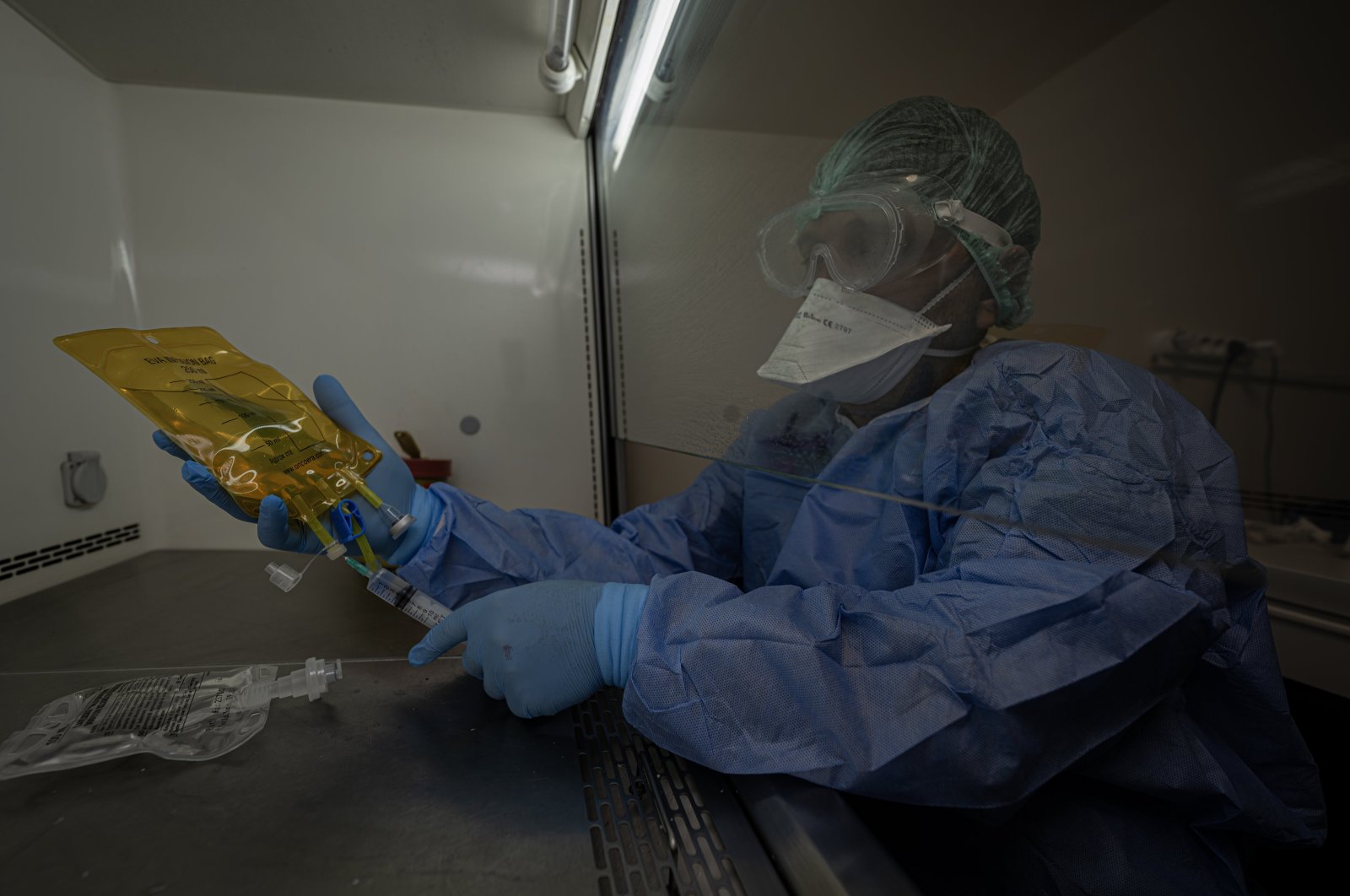 A scientist conducts research at the Phase 1 Clinical Research Center, Gazi University, Ankara, Türkiye, March 4, 2023. (AA Photo)