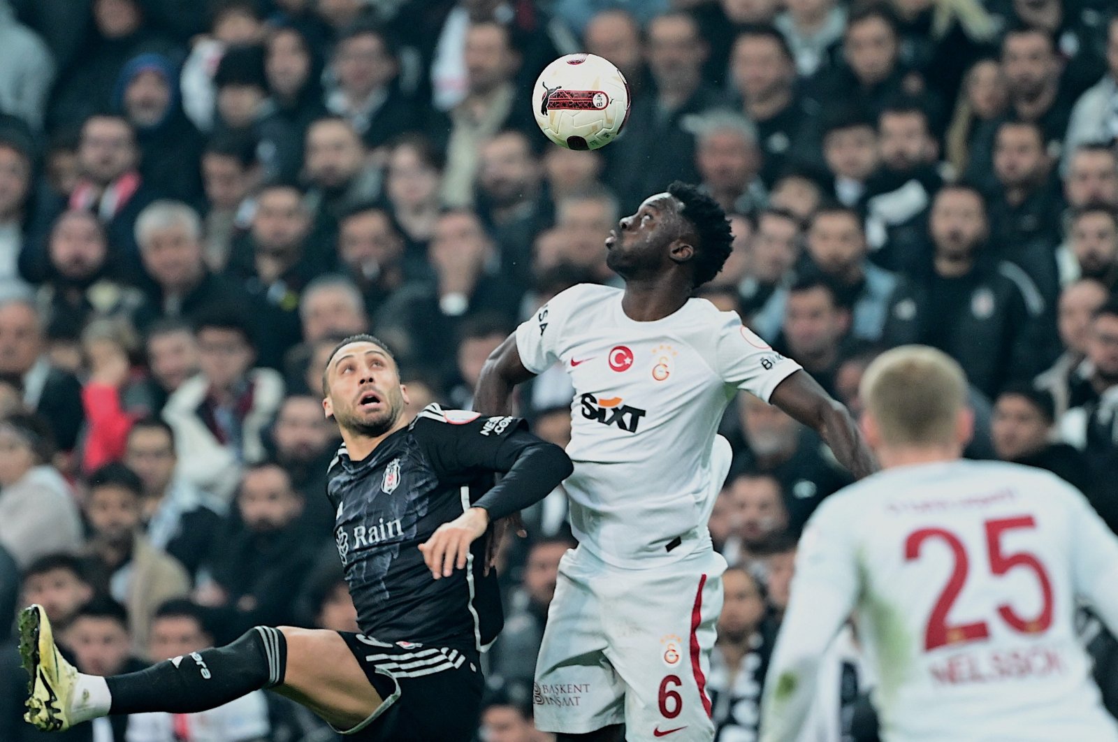 Beşiktaş&#039;s Cenk Tosun (L) and Galatasaray&#039;s Davinson Sanchez vie for the ball during the Süper Lig match at the Tüpraş Stadium, Istanbul, Türkiye, March 3, 2024. (AA Photo)