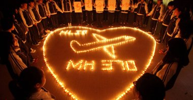 Students at the Hailiang International School light candles to pray for the passengers on the missing Malaysia Airlines flight MH370 in Zhuji, in Zhejiang province, China, March 10, 2014. (AFP Photo)