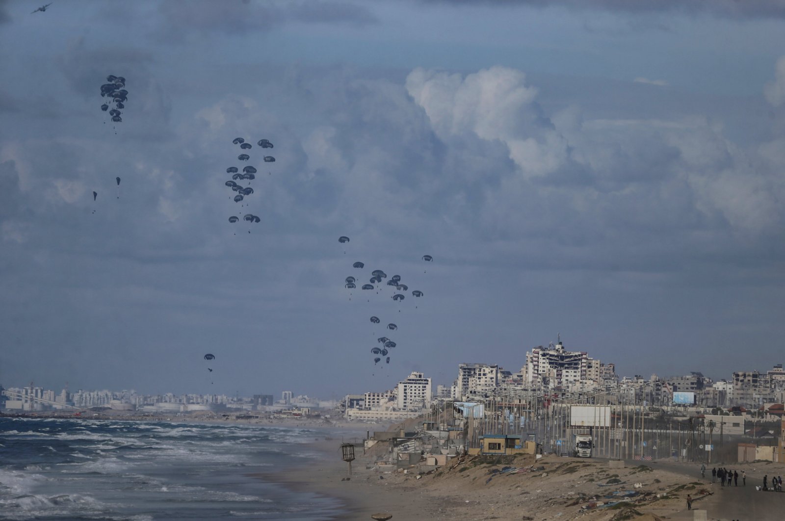 Humanitarian aid is air-dropped by U.S. aircraft over the northern Gaza Strip, March 7, 2024. (EPA Photo)