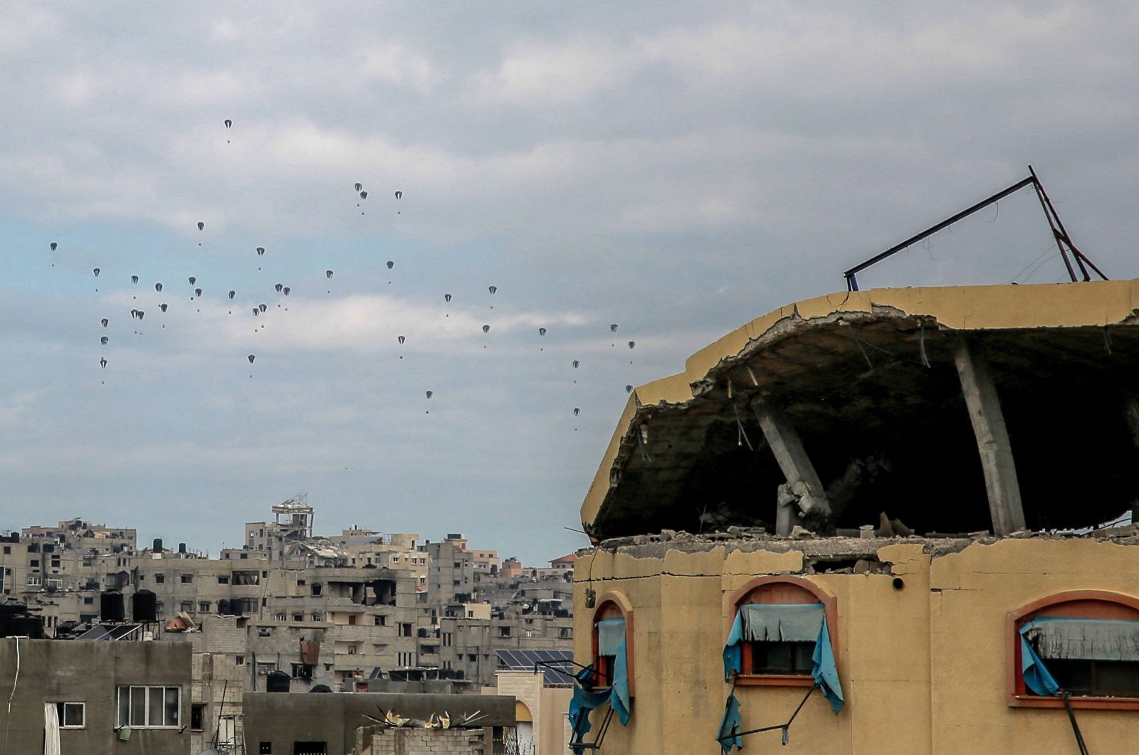 Aid parcels are airdropped over the northern Gaza Strip on March 8, 2024. (AFP Photo)