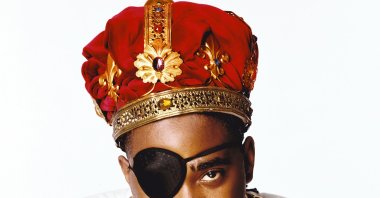Slick Rick wearing a crown encrusted with gemstones. (dpa Photo)