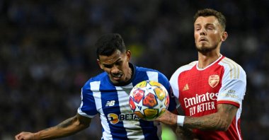 FC Porto&#039;s Galeno (L) vies with Arsenal&#039;s Ben White during the UEFA Champions League last 16 first leg football match at the Dragao stadium, Porto, Portugal, Feb. 21, 2024. (AFP Photo)