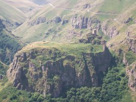 With its hidden entrance gate, the castle welcomes visitors both in summer and winter with its unique architecture, Ardahan, Türkiye. (Wikipedia Photo)