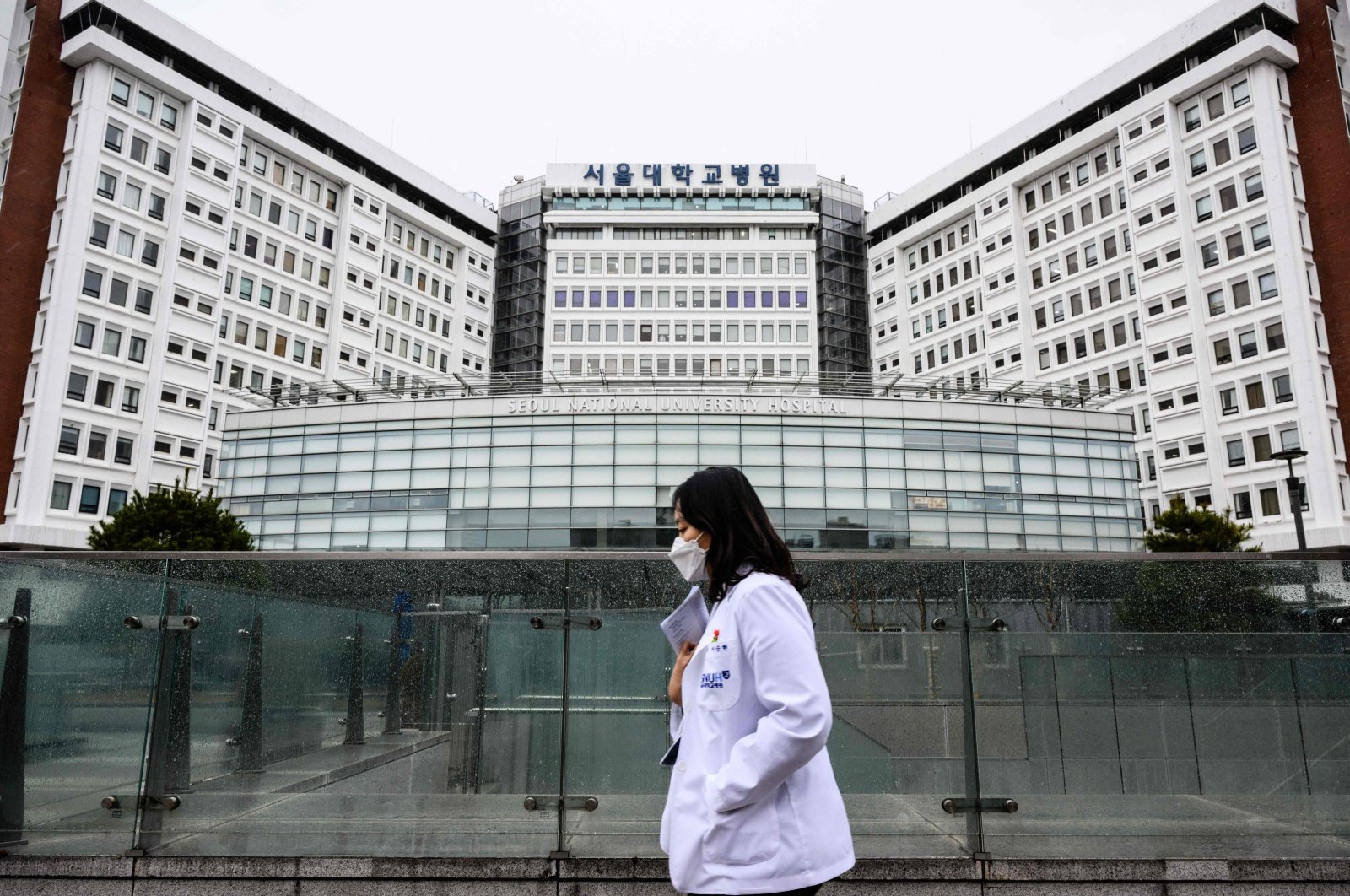 A medical worker walks past the Seoul National University Hospital in Seoul, South Korea, Feb. 21, 2024. (AFP Photo)