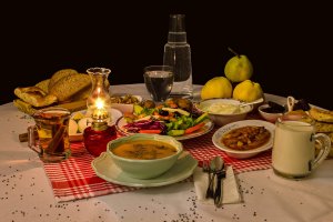 Experts advise prioritizing foods that provide long-lasting fullness and stabilize blood sugar levels during sahur. (Shutterstock Photo)