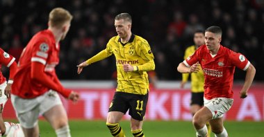 Borussia Dortmund's Marco Reus (C) plays the ball chased by PSV's Joey Veerman during the UEFA Champions League round of 16, first leg football match at the Philips Stadium, Eindhoven, Netherlands, Feb. 20, 2024. (AFP Photo)