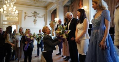 Attendees are presented flowers at the concert event organized by the Istanbul Consular Corps (ICC) at the Pera Palace Hotel, Istanbul, Türkiye, March 10, 2024. (Courtesy of the ICC)