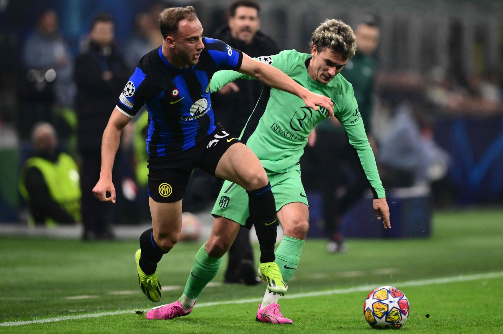 Inter Milan&#039;s Carlos Augusto (L) fights for the ball with Atletico Madrid&#039;s Antoine Griezmann during the UEFA Champions League last 16 first leg football match at the San Siro stadium, Milan, Italy, Feb. 20, 2024. (AFP Photo)