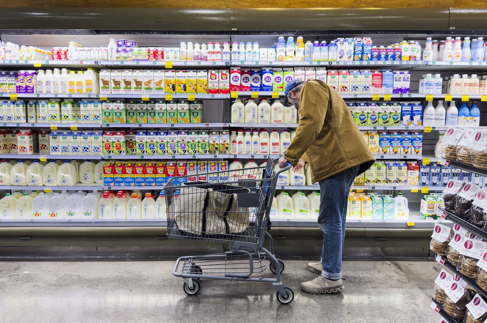 A man shops for dairy products for sale at a grocery store in Bethesda, Maryland, U.S., Feb. 14, 2024. (EPA Photo)