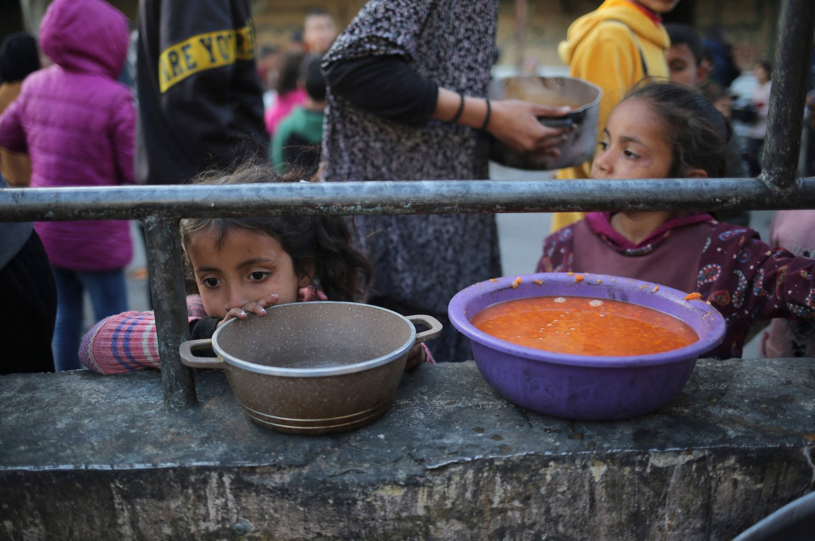 Displaced Palestinian children collect food aid in Rafah, southern Gaza Strip, Palestine, March 11, 2024. (AFP Photo)