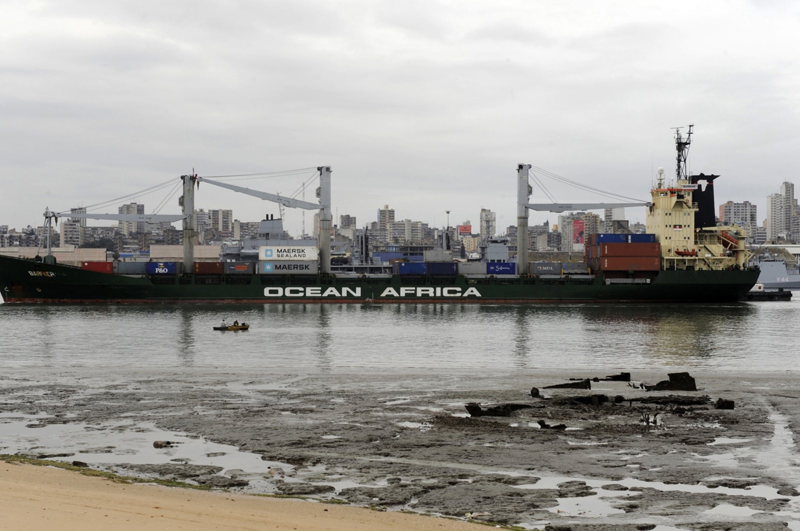 A container ship sails into the port of Mozambique&#039;s capital, Maputo, Sept. 8, 2010. (Reuters File Photo)