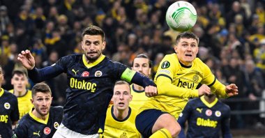 Fenerbahçe&#039;s Dusan Tadic (C-L) and Union SG&#039;s Alessio Castro-Montes (C-R) fight for the ball during the UEFA Conference League last 16 first leg match, Lotto Park Stadium, Brussels, Belgium, March 7, 2024. (AFP Photo)