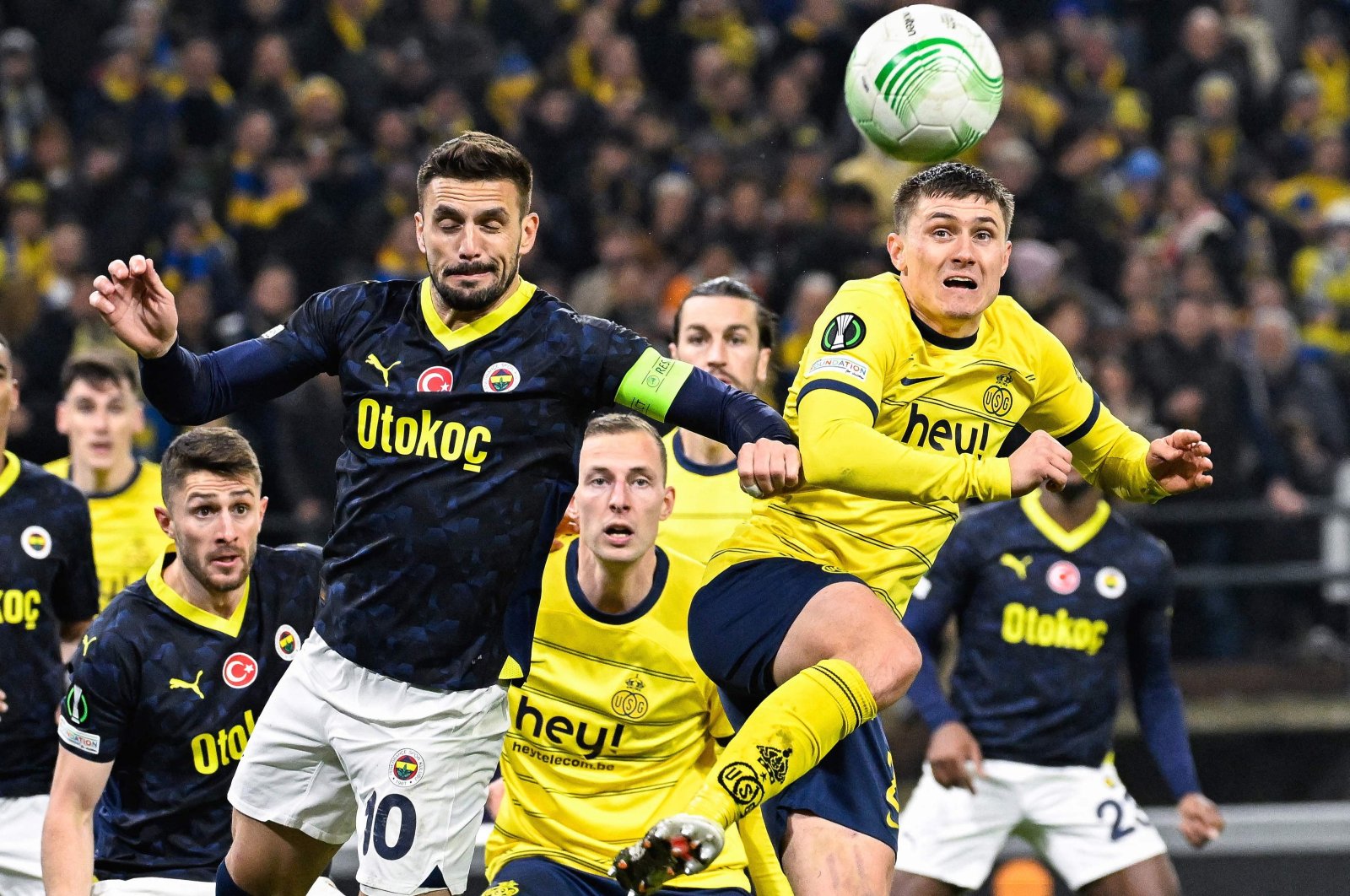 Fenerbahçe&#039;s Dusan Tadic (C-L) and Union SG&#039;s Alessio Castro-Montes (C-R) fight for the ball during the UEFA Conference League last 16 first leg match, Lotto Park Stadium, Brussels, Belgium, March 7, 2024. (AFP Photo)