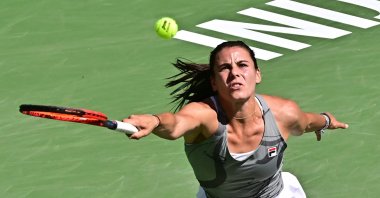 Emma Navarro reaches for a forehand return to Aryna Sabalenka during their ATP-WTA Indian Wells Masters women's round of 16 tennis match at the Indian Wells Tennis Garden, Indian Wells, U.S., March 13, 2024. (AFP Photo)