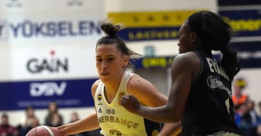 Fenerbahçe&#039;s Sevgi Uzun (L) in action with Beşiktaş&#039;s Dana Kiana Evans during the Women&#039;s Basketball Süper Lig match at the Metro Enerji Sports Club, Istanbul, Türkiye, Feb. 18, 2024. (AA Photo)