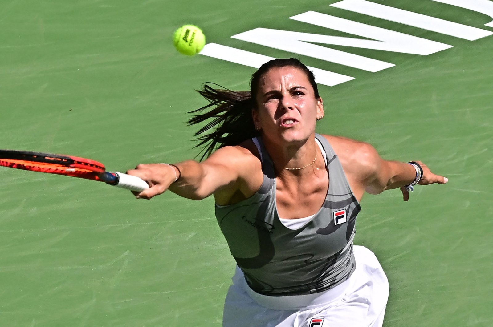 Emma Navarro reaches for a forehand return to Aryna Sabalenka during their ATP-WTA Indian Wells Masters women&#039;s round of 16 tennis match at the Indian Wells Tennis Garden, Indian Wells, U.S., March 13, 2024. (AFP Photo)