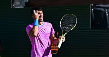 Spain&#039;s Carlos Alcaraz reacts to a swarm of bees during his men&#039;s quarterfinal tennis match against Germany&#039;s Alexander Zverev during the ATP-WTA Indian Wells Masters at the Indian Wells Tennis Garden, Indian Wells, U.S., March 14, 2024. (AFP Photo)
