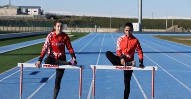 Turkish athletes Berfin Barışer (L) and Derya Kunur train for the European Athletics Championships, Muş, Türkiye, March 15, 2024. (AA Photo)