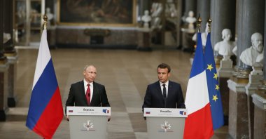 Russian President Vladimir Putin (L) and his French counterpart Emmanuel Macron hold a joint press conference at the Palace of Versailles as they meet for talks before the opening of an exhibition marking 300 years of diplomatic ties between the two countries, in Versailles, near Paris, France, May 29, 2017. (AP File Photo)
