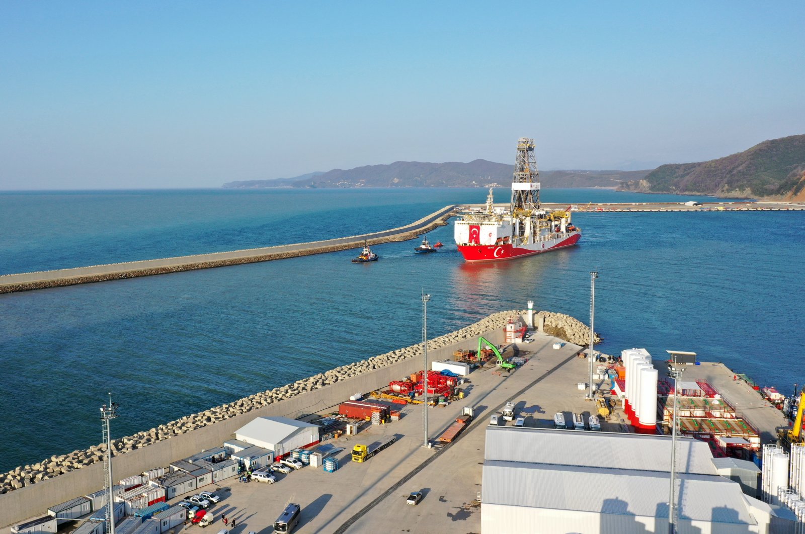 Türkiye&#039;s drilling ship Yavuz is seen near a port in Zonguldak, northern Türkiye, April 8, 2022. (AA Photo)