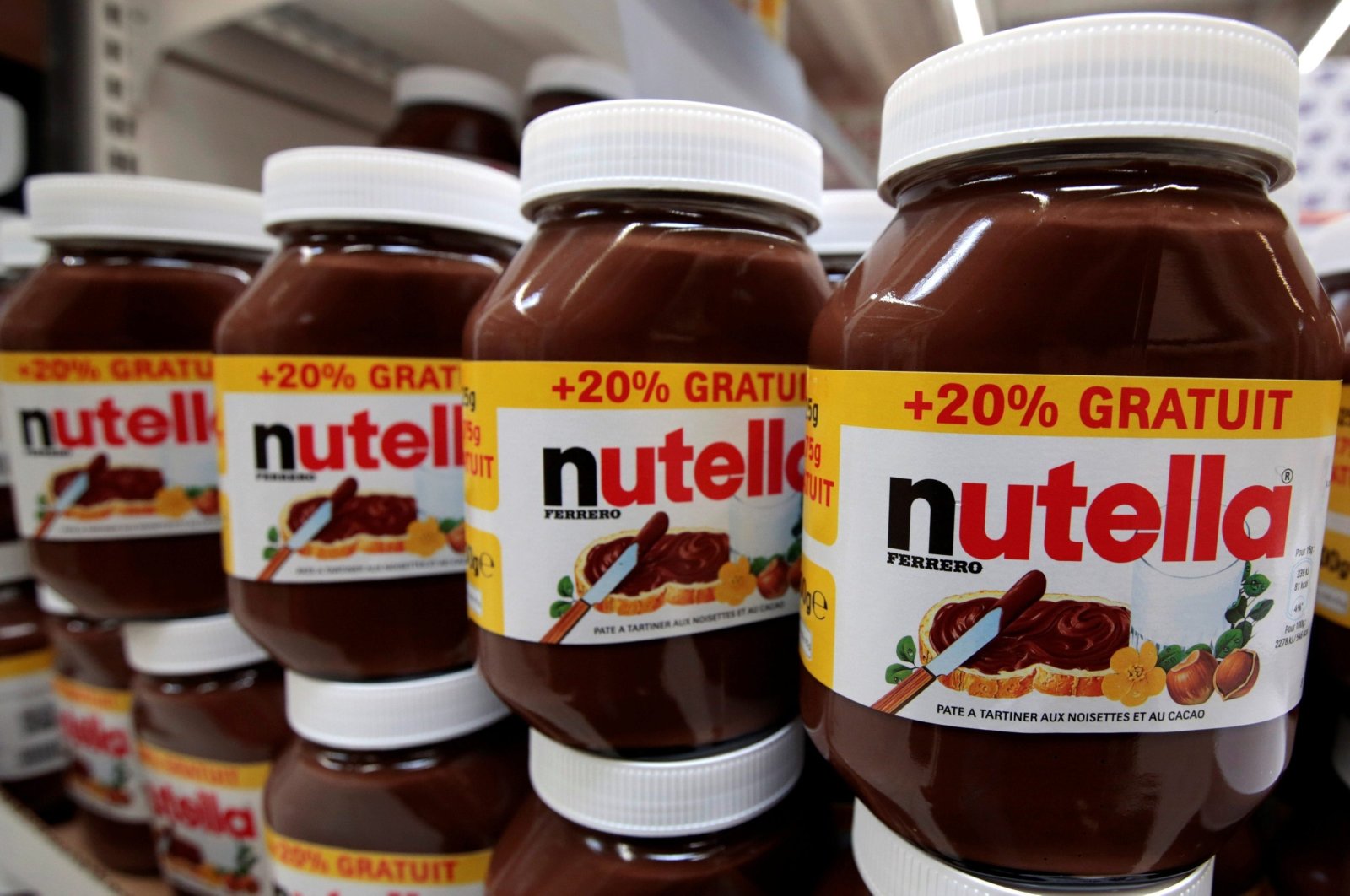 Jars of Nutella chocolate-hazelnut paste are displayed at a market in Nice, France, April 6, 2016. (Reuters Photo)