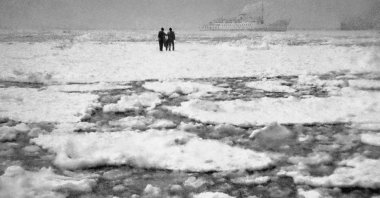 A photograph by Ozan Sağdıç of ice blocks from the Danube River traveling through the Black Sea, amassed in the Bosporus and the Golden Horn, halting sea traffic, Istanbul, Türkiye, February 1954. (Photo courtesy of Istanbul Modern)