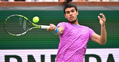 Spain&#039;s Carlos Alcaraz hits a forehand return to Italy&#039;s Jannik Sinner before a rain delay during their ATP-WTA Indian Wells Masters semifinal match, Indian Wells Tennis Garden, Indian Wells, U.S., March 16, 2024. (AFP Photo)