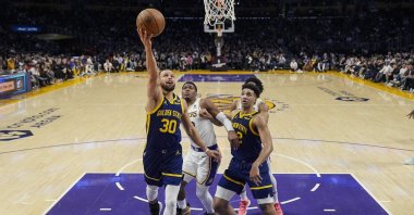 Golden State Warriors guard Stephen Curry shoots during the first half of an NBA basketball game against the Los Angeles Lakers, Los Angeles, U.S., March 16, 2024. (AP Photo)