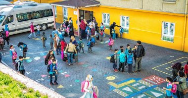 Students are seen with their parents in a courtyard of a primary school in Beyoğlu district, Istanbul, Türkiye, Oct. 6, 2017. (Shutterstock Photo)