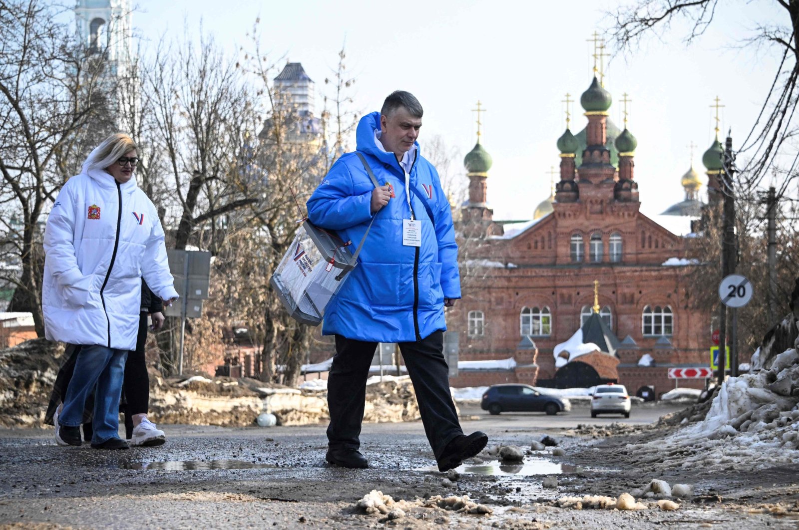 Members of a local electoral commission walk along a street to visit voters at homes during Russia&#039;s presidential election in Sergiyev Posad, north-east from Moscow, Russia, March 16, 2024. (AFP Photo)