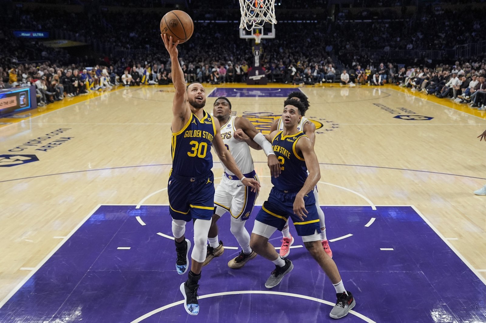 Curry shines on injury return as Warriors slam Lakers, Davis injured