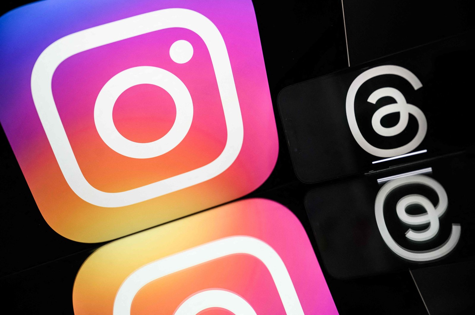 The logos of U.S. social media platform Instagram (L) and U.S. social media platform Threads, both owned by U.S. company Meta, Nantes, France, March 7, 2024. (AFP Photo)