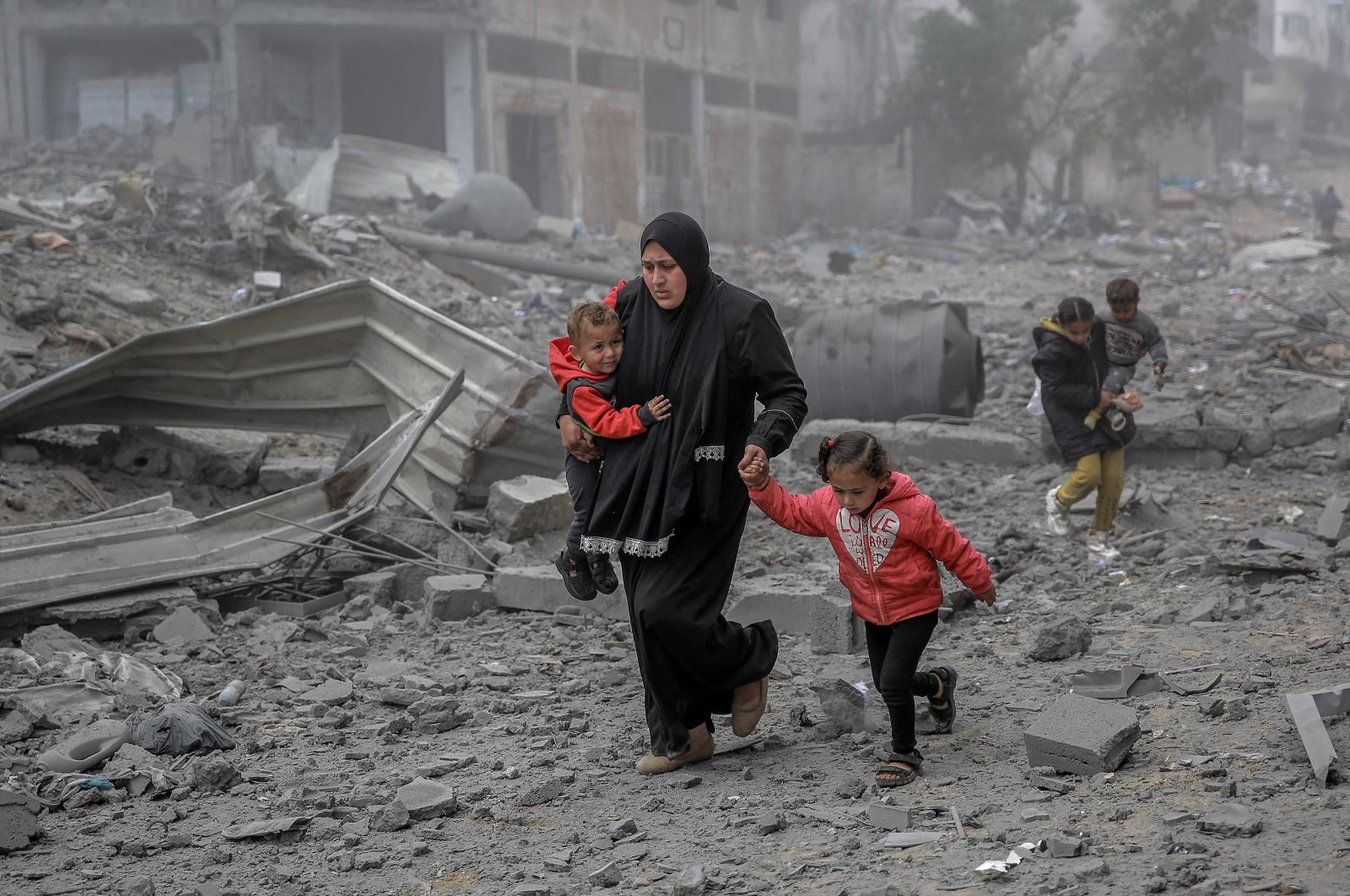 Palestinians flee the area after Israeli bombardment in central Gaza City, Palestine, March 18, 2024. (AFP Photo)