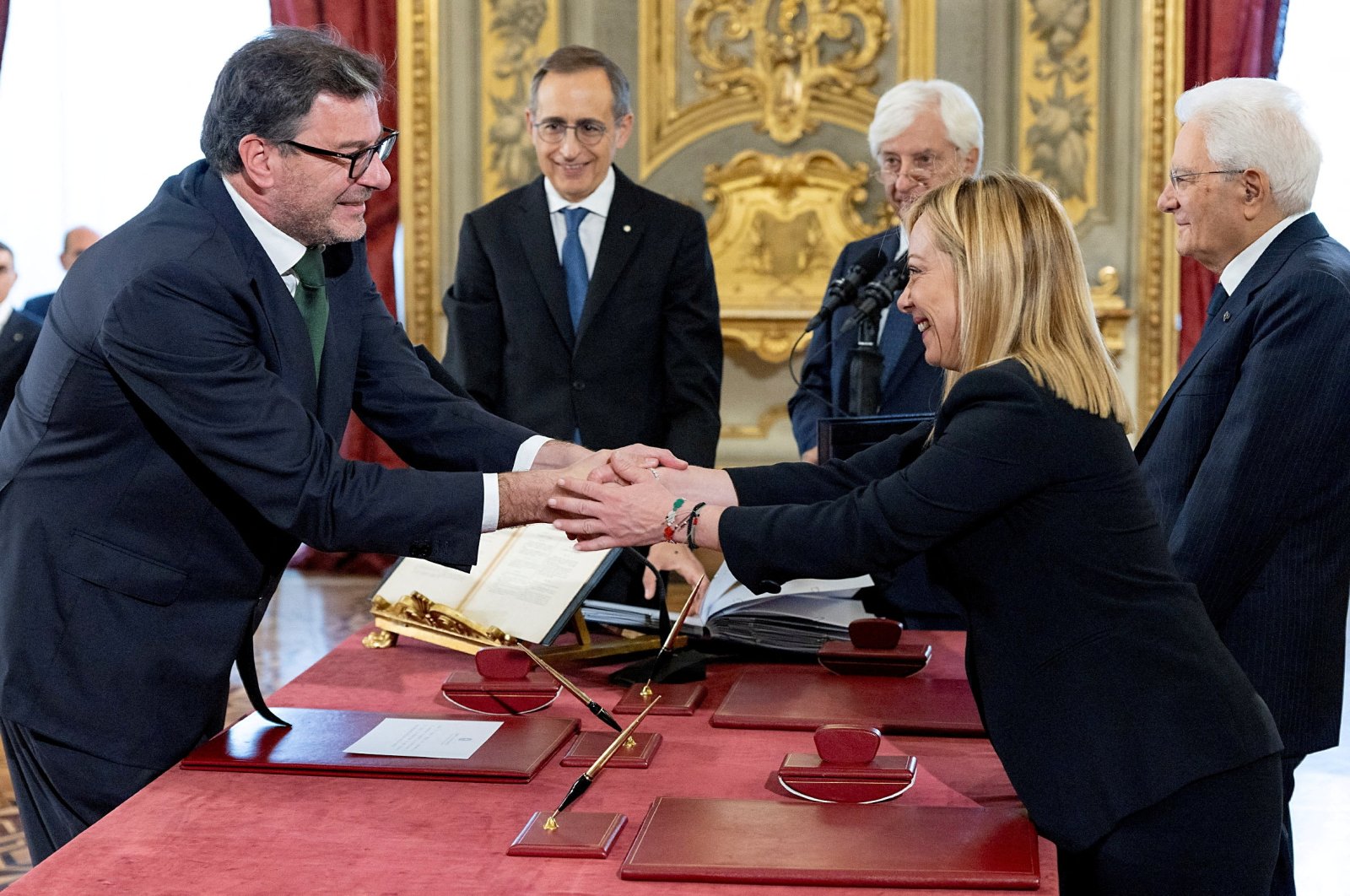 Italy&#039;s new Economy Minister Giancarlo Giorgetti shakes hands with Italian Prime Minister Giorgia Meloni during the swearing-in ceremony at the Quirinale Presidential Palace, Rome, Italy, Oct. 22, 2022. (Reuters Photo)