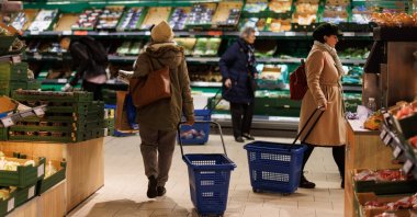 Customers shop for groceries at a supermarket in London, Britain, Feb. 27, 2024. (EPA Photo)