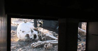 Visitors stand in front of the work &quot;Camata&quot; by Pierre Huyghe in the Punta della Dogana Museum. &quot;Camata&quot; shows a human skeleton around which robotic arms perform a kind of bizarre burial ritual. For the show, the French Documenta artist traveled to the Atacama Desert to visit a skeleton that is around 100 years old. (dpa Photo)