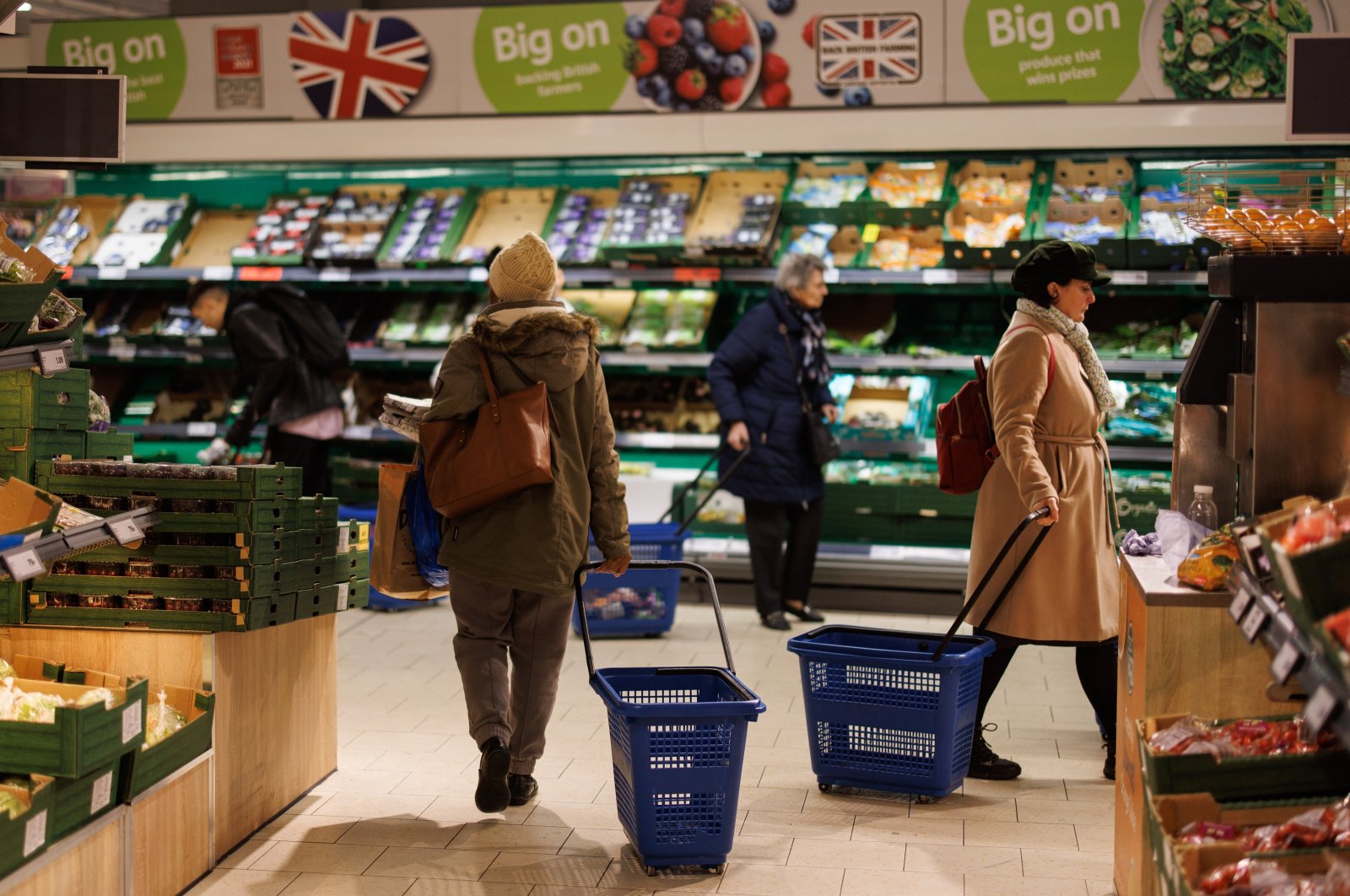 Customers shop for groceries at a supermarket in London, Britain, Feb. 27, 2024. (EPA Photo)