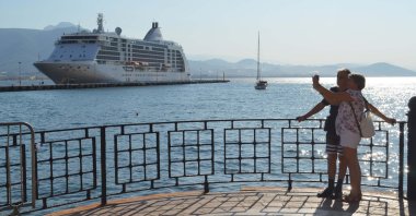 Tourists click photos in front of a cruiser in Antalya, southern Türkiye, March 1, 2024. (DHA Photo)