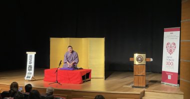 The rakugoka, or storyteller, skillfully entertains the audience with humorous stories. (Daily Sabah Photo)
