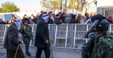 Palestinian Muslims cross an Israeli checkpoint in Bethlehem as worshippers head to Jerusalem to try and attend the second Friday prayers of Islam&#039;s holy fasting month of Ramadan, Al-Aqsa Mosque, West Bank, occupied Palestine, March 22, 2024. (AFP Photo)