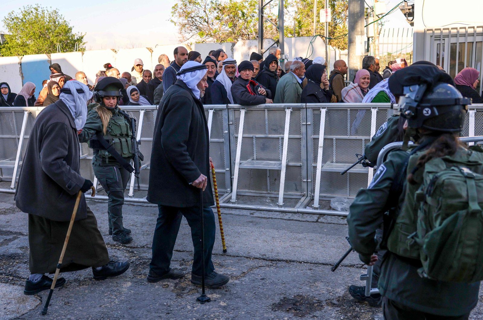 Palestinian Muslims cross an Israeli checkpoint in Bethlehem as worshippers head to Jerusalem to try and attend the second Friday prayers of Islam&#039;s holy fasting month of Ramadan, Al-Aqsa Mosque, West Bank, occupied Palestine, March 22, 2024. (AFP Photo)