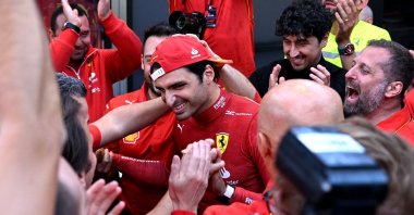 Ferrari&#039;s Carlos Sainz Jr. (C) celebrates winning the F1 Australian Grand Prix, Melbourne, Australia, March 24, 2024. (Reuters Photo)